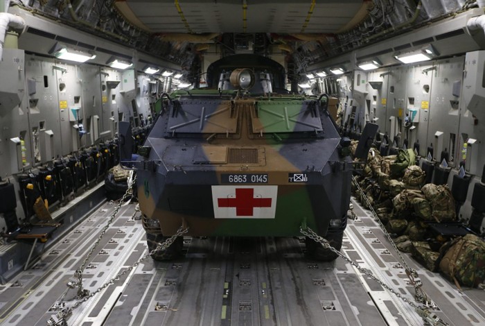 Anh - Pháp thực hiện chiến dịch hàng không vận đưa vũ khí, trang bị đến Mali (ảnh chụp ngày 14/1/13 tại sân bay Evreux, Pháp)